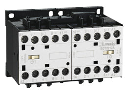 Reversing contactor assembly, DC coil, built-in interlock with power wiring only, 12A AC3 in DC, 5.7kW. Coil voltage 24VDC